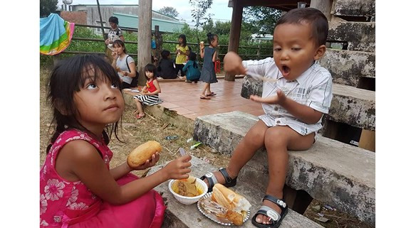 Y Mơn (phải) đang thưởng thức món cà-ri trong bữa tiệc Trung thu  Y Mơn (phải) đang thưởng thức món cà-ri trong bữa tiệc Trung thu
