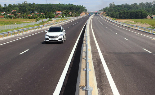 Cao tốc Đà Nẵng - Quảng Ngãi thông xe hôm 2/9, có quy mô 4 làn xe, chiều rộng nền đường hơn 24 m. Ảnh: Đắc Thành