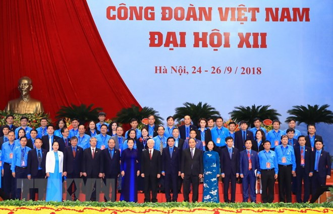 Các đồng chí lãnh đạo Đảng, Nhà nước chụp ảnh chung với các đại biểu. (Ảnh: Thống Nhất/TTXVN) Các đồng chí lãnh đạo Đảng, Nhà nước chụp ảnh chung với các đại biểu. (Ảnh: Thống Nhất/TTXVN)