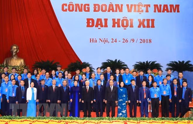 Các đồng chí lãnh đạo Đảng, Nhà nước chụp ảnh chung với các đại biểu. (Ảnh: Thống Nhất/TTXVN)