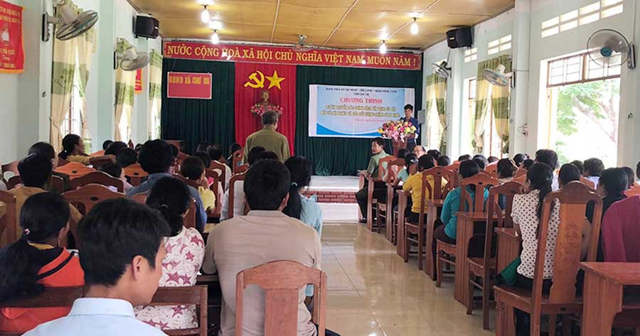  Tuyên truyền các chính sách tín dụng ưu đãi cho hộ nghèo, hộ cận nghèo nhằm hạn chế tín dụng đen trong vùng đồng bao dân tộc thiểu số. Ảnh: Nguyên Bình