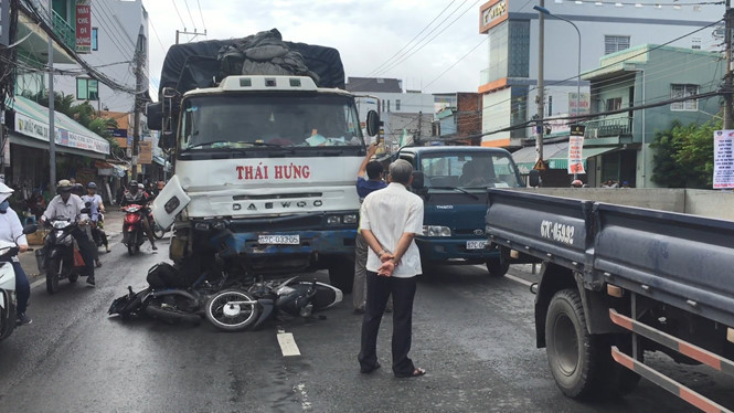 2 xe gắn máy bị mắc kẹt dưới gầm xe tải 2 xe gắn máy bị mắc kẹt dưới gầm xe tải