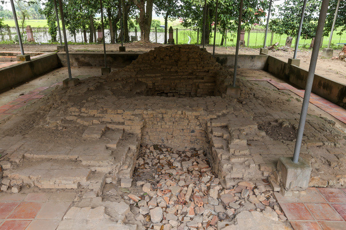 Tổng thể kiến trúc khu vực này gồm ba tháp chính. Tuy nhiên hai tháp còn lại chỉ còn dấu tích. Ngôi tháp giữa với phần nền còn sót lại ngổn ngang. Tháp còn lại chỉ còn xác định được một cái nền vuông. Tổng thể kiến trúc khu vực này gồm ba tháp chính. Tuy nhiên hai tháp còn lại chỉ còn dấu tích. Ngôi tháp giữa với phần nền còn sót lại ngổn ngang. Tháp còn lại chỉ còn xác định được một cái nền vuông.