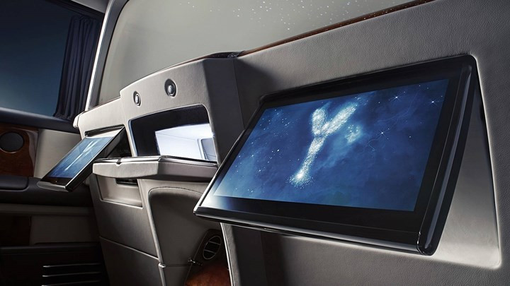 Xe cũng sở hữu hệ thống giải trí Bespoke Rear Theatre với 2 màn hình 12 inch có thể kết nối với các thiết bị di động. 