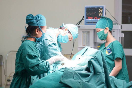 Các bác sĩ đang bóc khối u khủng ra