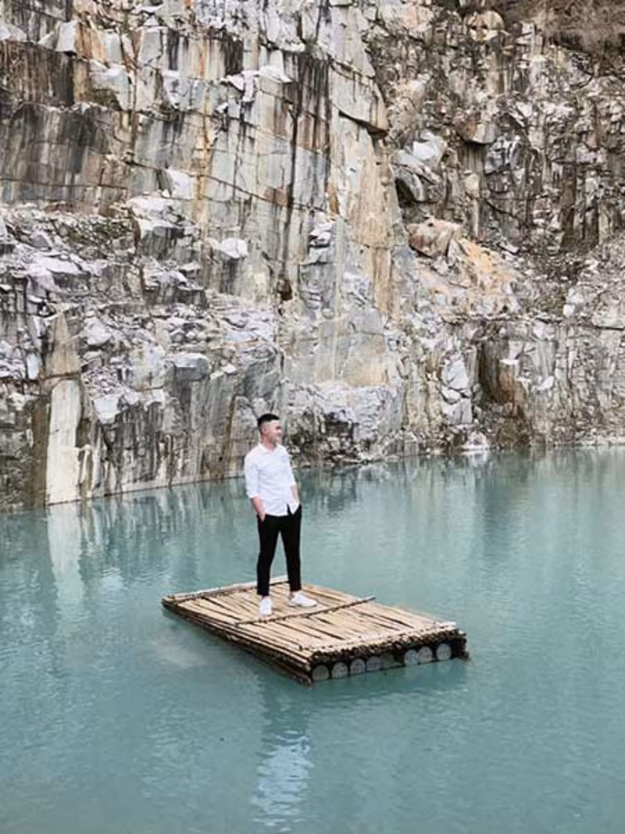 Kiều Đại Dũ tạo dáng ở 