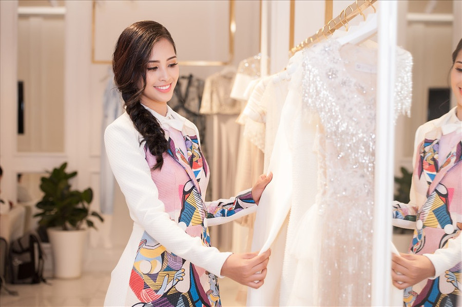 Nhà thiết kế Lê Thanh Hòa đã đặc biệt thiết kế riêng cho nàng hậu những bộ cánh bắt mắt phù hợp với sự trang trọng và đẳng cấp của chương trình. Ảnh: Quang Đức. Nhà thiết kế Lê Thanh Hòa đã đặc biệt thiết kế riêng cho nàng hậu những bộ cánh bắt mắt phù hợp với sự trang trọng và đẳng cấp của chương trình. Ảnh: Quang Đức.