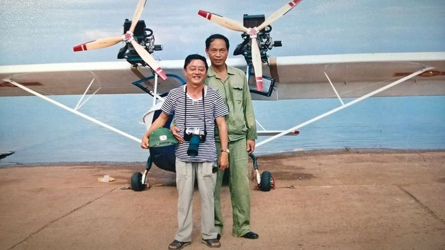 Phi công Nguyễn Duy Lê (phải) và đại tá Nguyễn Thanh Lâm (nguyên Giám đốc Nhà máy A-41) sau chuyến bay thử máy bay VNS-41 tại hồ Trị An, năm 2006 ẢNH: TƯ LIỆU