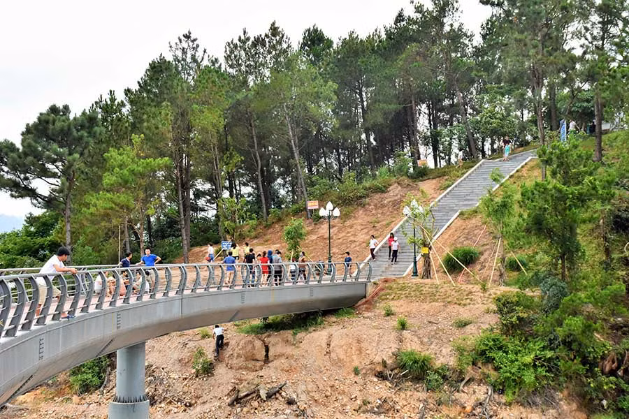  Đường lên đền thờ cố Tổng Bí thư Lê Duẩn. Ảnh: Đ.M.P