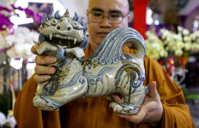 Chùa còn nhiều đồ gốm khác như các bức tượng Phật, chân đèn, ấm chén... Trong đó, nổi bật là hai con nghê do các nghệ nhân Việt chế tác cách đây hai thế kỷ. Chùa còn nhiều đồ gốm khác như các bức tượng Phật, chân đèn, ấm chén... Trong đó, nổi bật là hai con nghê do các nghệ nhân Việt chế tác cách đây hai thế kỷ.