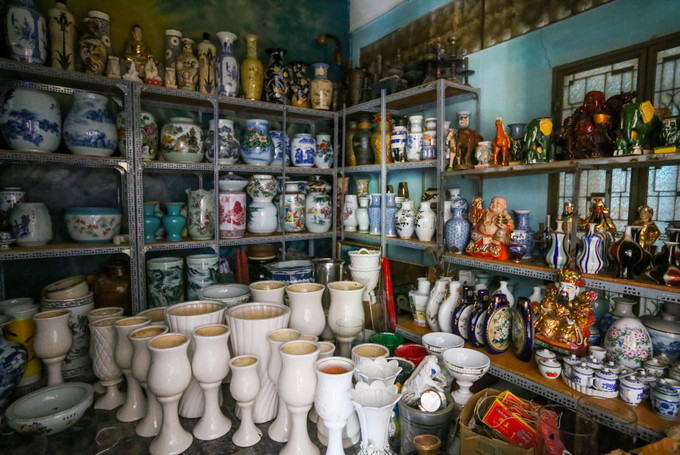 Phần lớn những chiếc bình đủ màu sắc, hoa văn, kích thước, niên đại... được nhà chùa bảo quản ở trong kho. Phần lớn những chiếc bình đủ màu sắc, hoa văn, kích thước, niên đại... được nhà chùa bảo quản ở trong kho.