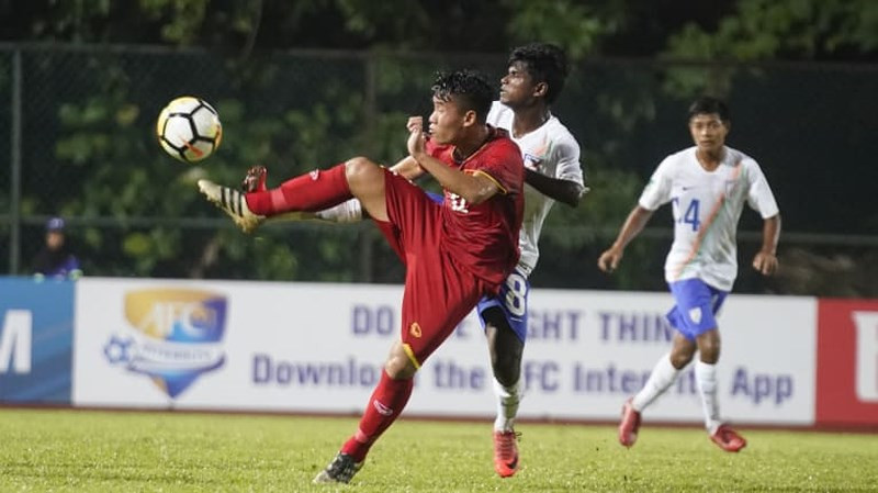 Còn trận Việt Nam- Ấn Độ đá sân UM Arena mặt sân sình lầy, mấp mô