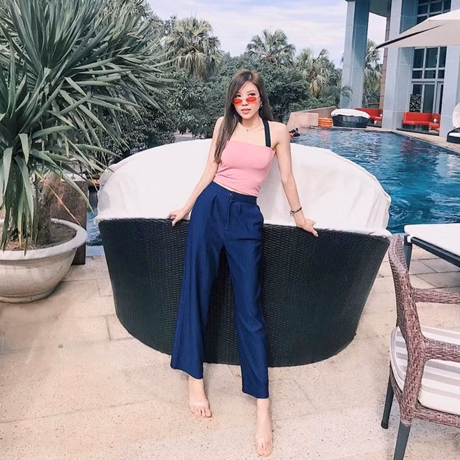  Đi nghỉ dưỡng nhưng không quên chia sẻ hình ảnh lên Instagram, Trang Pháp khiến fan được dịp mãn nhãn với màn khoe khéo eo thon dáng chuẩn cùng crop top và quần ống rộng.