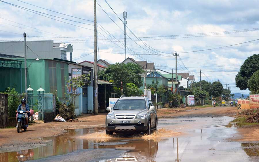  Đoạn đường liên xã qua thôn Tân An (xã Ia Sao, huyện Ia Grai) bị ngập nước. Ảnh: H.C