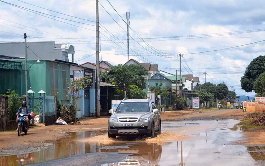  Đoạn đường liên xã qua thôn Tân An (xã Ia Sao, huyện Ia Grai) bị ngập nước. Ảnh: H.C