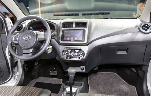 Chất liệu nội thất chủ yếu là nhựa, ghế bọc nỉ. Ảnh: Lương Dũng. Chất liệu nội thất chủ yếu là nhựa, ghế bọc nỉ. Ảnh: Lương Dũng.