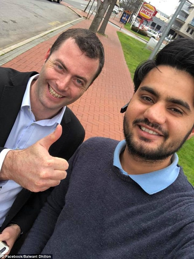 Anh Carlton (trái) và Balwant chụp ảnh chung sau khi trả chiếc nhẫn về với chủ nhân thực sự. (Nguồn: Daily Mail)