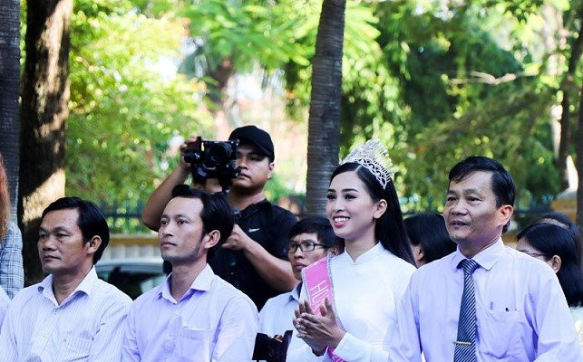 Sáng nay (24/09), Hoa hậu Việt Nam 2018 Trần Tiểu Vy đã có mặt tại trường THPT Trần Quý Cáp để dự lễ chào cờ đầu tuần, gặp gỡ thầy cô cùng các học sinh khóa sau. Đây là ngôi trường Tiểu Vy từng theo học năm lớp 10, trước khi chuyển vào học tại TP.HCM hai năm cuối cấp.