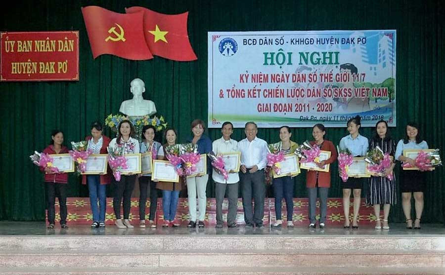 Huyện Đak Pơ tổng kết chiến lược dân số-sức khỏe sinh sản. Ảnh:Đinh Yến  Huyện Đak Pơ tổng kết chiến lược dân số-sức khỏe sinh sản. Ảnh:Đinh Yến