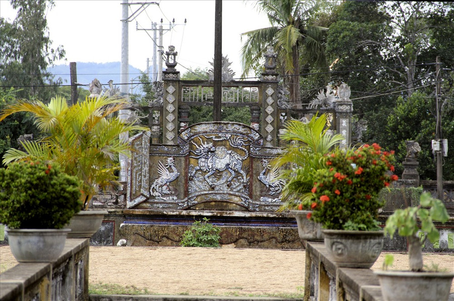 Đến năm 1815, Nhà Nguyễn cho triệt hạ hết các cung điện cũ của thành Hoàng Đế, dỡ đá ong của thành cũ mang đi xây thành mới, trừ lầu Bát Giác được sửa sang lại làm Đền Song Trung thờ Võ Tánh và Ngô Tùng Châu (sau này còn có tên gọi là Đền Chiêu Trung). Đến năm 1815, Nhà Nguyễn cho triệt hạ hết các cung điện cũ của thành Hoàng Đế, dỡ đá ong của thành cũ mang đi xây thành mới, trừ lầu Bát Giác được sửa sang lại làm Đền Song Trung thờ Võ Tánh và Ngô Tùng Châu (sau này còn có tên gọi là Đền Chiêu Trung).