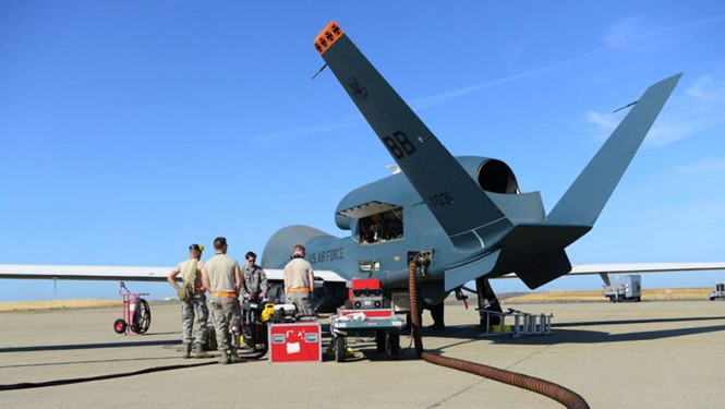 Một chiếc RQ-4 Global Hawk được chuẩn bị trước khi cất cánh  Một chiếc RQ-4 Global Hawk được chuẩn bị trước khi cất cánh