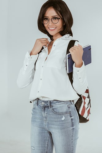 Tiếp theo là hình ảnh H’Hen Niê khi trở thành một cô sinh viên từ quê lên thành phố học tập và làm việc. Tiếp theo là hình ảnh H’Hen Niê khi trở thành một cô sinh viên từ quê lên thành phố học tập và làm việc.