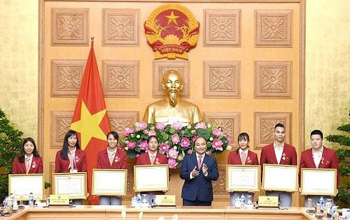 Thủ tướng tặng Huân chương lao động Hạng Ba cho các vận động viên đạt thành tích cao.