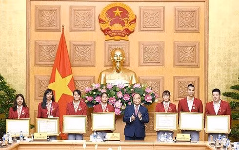 Thủ tướng tặng Huân chương lao động Hạng Ba cho các vận động viên đạt thành tích cao.
