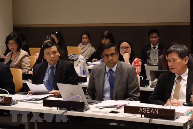 Thứ trưởng Ngoại giao Đặng Đình Quý (đầu tiên từ trái sang), Đại sứ, Trưởng phái đoàn Đại diện Việt Nam tại Liên hợp quốc dẫn đầu đoàn Việt Nam cùng các biểu ASEAN tham dự Hội nghị. 