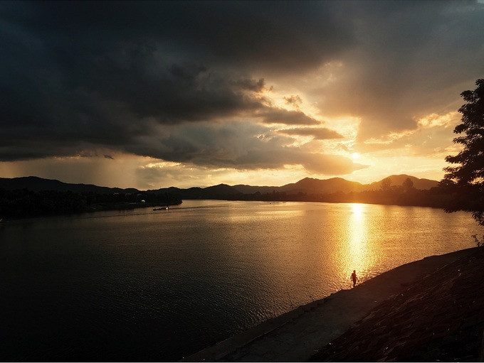 Người đẹp đắm say với khung cảnh hoàng hôn trên cố đô Huế.