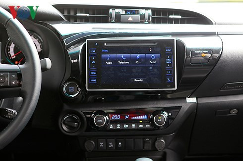  Cụm điều khiển trung tâm và giải trí trên phiên bản cao cấp 2.8L