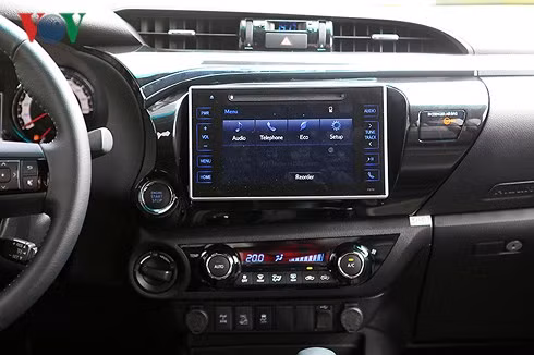  Cụm điều khiển trung tâm và giải trí trên phiên bản cao cấp 2.8L