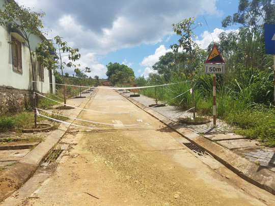 Ngành chức năng đã căng dây chắn cảnh báo, không cho người và phương tiện qua lại