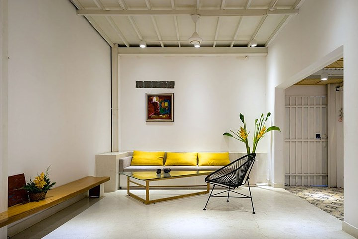 Phòng khách bố trí gần lối ra vào thuận tiện cho việc tiếp khách hàng ngày, gối ôm màu vàng tạo điểm nhấn khiến phòng khách trở nên sống động hơn. Phòng khách bố trí gần lối ra vào thuận tiện cho việc tiếp khách hàng ngày, gối ôm màu vàng tạo điểm nhấn khiến phòng khách trở nên sống động hơn.