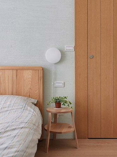 Một kiểu đèn ngủ sáng tạo khác, tủ đầu giường làm bằng gỗ hiện đại có cùng chất liệu với chiếc giường. Một kiểu đèn ngủ sáng tạo khác, tủ đầu giường làm bằng gỗ hiện đại có cùng chất liệu với chiếc giường.