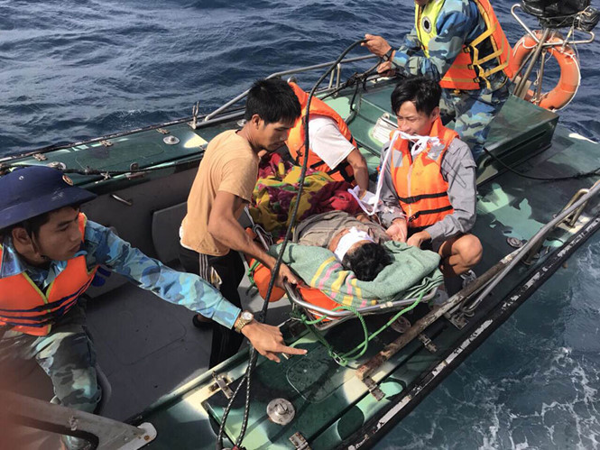 Tàu KN 417, Chi đội Kiểm ngư 4 đưa ngư dân gặp nạn về đảo Phan Vinh ẢNH: CHU DŨNG