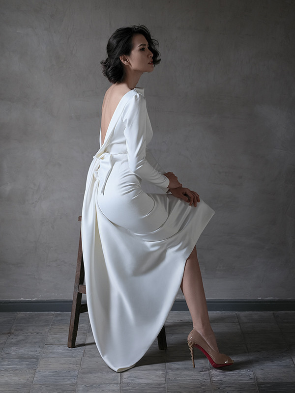 Ngoài các kiểu váy khoe bờ vai thon, bộ sưu tập còn giới thiệu các kiểu váy cổ điển được tạo điểm nhấn bằng đường cut-out cho lưng váy. Ngoài các kiểu váy khoe bờ vai thon, bộ sưu tập còn giới thiệu các kiểu váy cổ điển được tạo điểm nhấn bằng đường cut-out cho lưng váy.