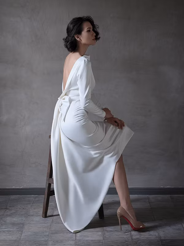 Ngoài các kiểu váy khoe bờ vai thon, bộ sưu tập còn giới thiệu các kiểu váy cổ điển được tạo điểm nhấn bằng đường cut-out cho lưng váy.