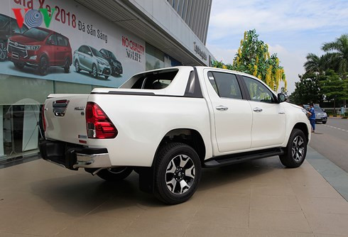 Thiết kế phía sau mạnh mẽ và thuận tiện hơn với bậc lên xuống được hạ thấp