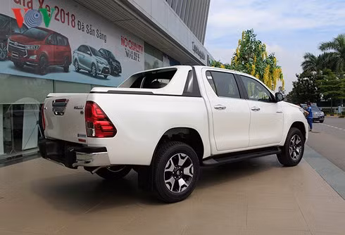 Thiết kế phía sau mạnh mẽ và thuận tiện hơn với bậc lên xuống được hạ thấp