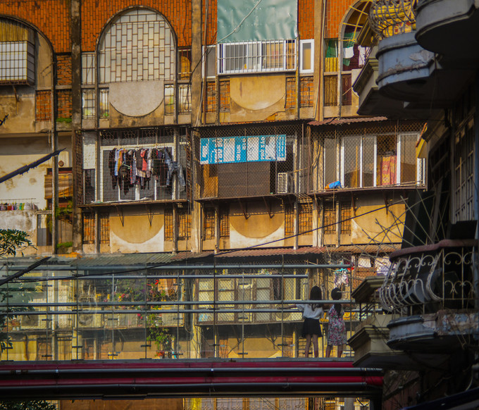 Chung cư Cao Thắng, phường Đồng Xuân trong một chiều đầu thu. Cái nắng gắt cuối chiều mùa hè đã được thay thế bằng ánh nắng dịu nhẹ.