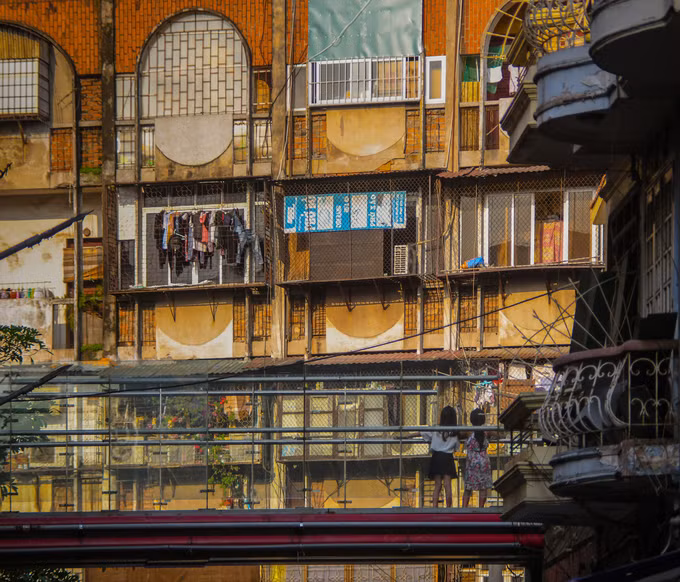 Chung cư Cao Thắng, phường Đồng Xuân trong một chiều đầu thu. Cái nắng gắt cuối chiều mùa hè đã được thay thế bằng ánh nắng dịu nhẹ.