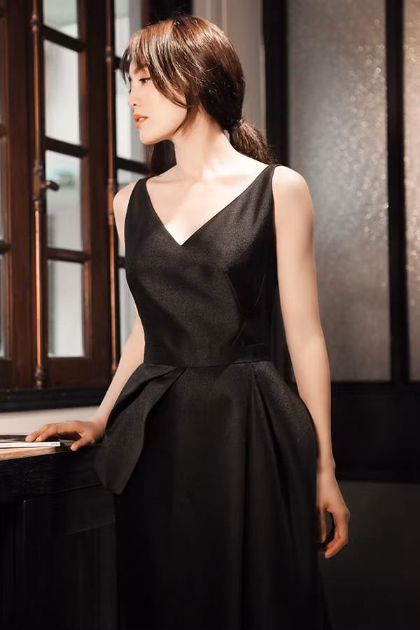 Kiểu dáng váy bất đối xứng đồng điệu với xu hướng ăn mặc thịnh hành của phái đẹp thế giới cũng được nhà mốt Việt áp dụng hiệu quả.