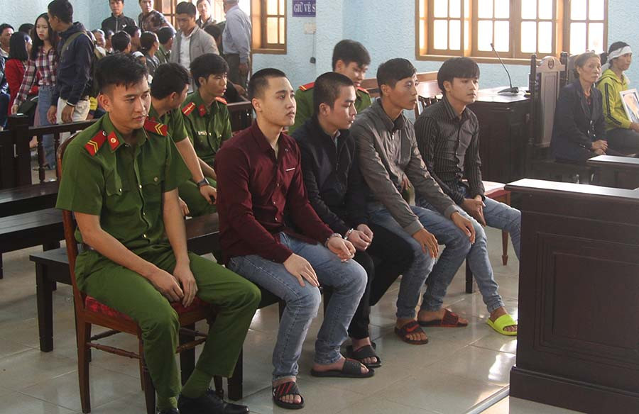 Các bị cáo Đăng Thành, Chiến, Thắng và Văn Thành (từ trái qua) tại phiên tòa xét xử. Ảnh: Văn Ngọc