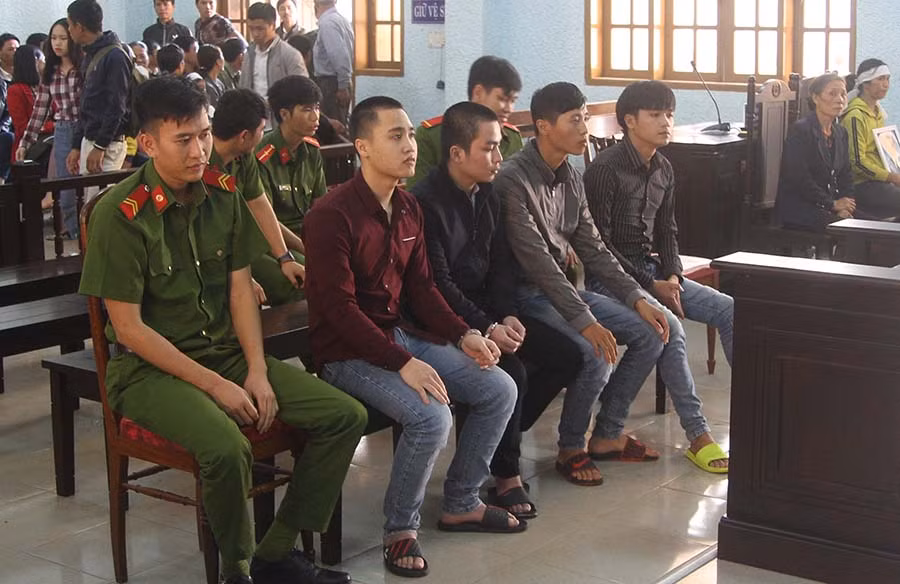 Các bị cáo Đăng Thành, Chiến, Thắng và Văn Thành (từ trái qua) tại phiên tòa xét xử. Ảnh: Văn Ngọc