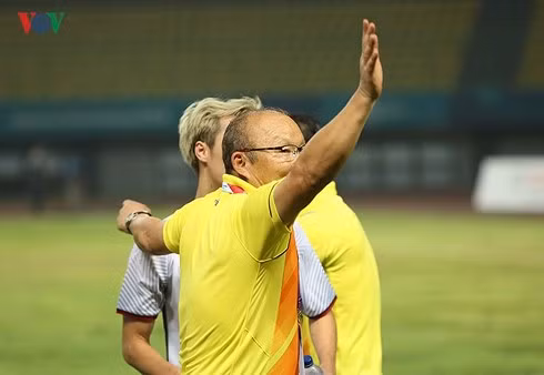 Nhiều người khuyên HLV Park Hang Seo nên cải trang khi ra đường ở Việt Nam. (Ảnh: Ngọc Duy).