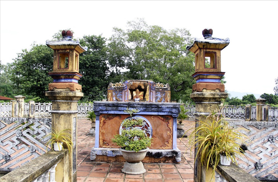 Mùa đông năm 1799, bước sang năm 1800, nhà Tây Sơn đem quân vây đánh thành Bình Định. Trận chiến tại đây khá kéo dài, quân Võ Tánh bị vây hãm trong thành, sức kiệt, lương thực hết. Ngô Tùng Châu uống thuốc độc tự vẫn, còn Võ Tánh viết thư xin tha tội cho tất cả tướng sĩ của mình rồi lên lầu bát giác châm lửa tự thiêu. Mùa đông năm 1799, bước sang năm 1800, nhà Tây Sơn đem quân vây đánh thành Bình Định. Trận chiến tại đây khá kéo dài, quân Võ Tánh bị vây hãm trong thành, sức kiệt, lương thực hết. Ngô Tùng Châu uống thuốc độc tự vẫn, còn Võ Tánh viết thư xin tha tội cho tất cả tướng sĩ của mình rồi lên lầu bát giác châm lửa tự thiêu.