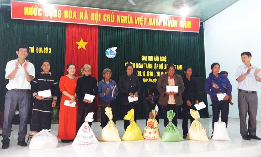 Tặng gạo cho hội viên phụ nữ nghèo. Ảnh: L.H