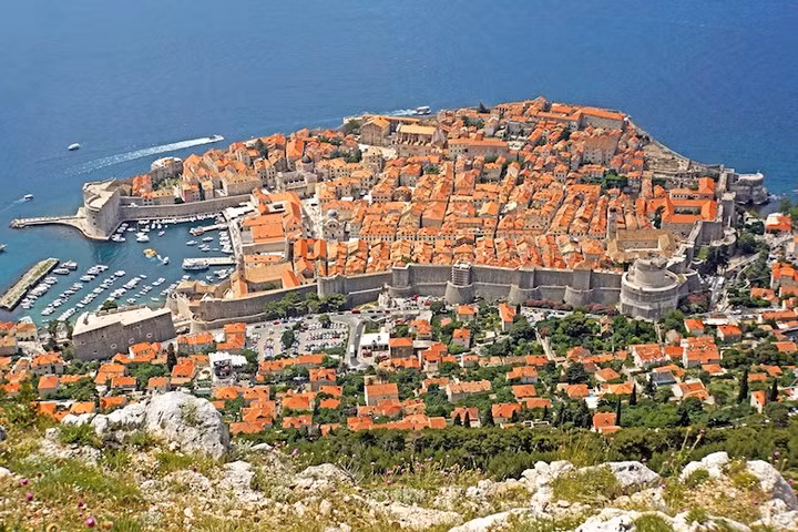 Thành cổ Dubrovnik với biệt danh “Hòn ngọc Adriatic”, nằm bên bờ Địa Trung Hải.