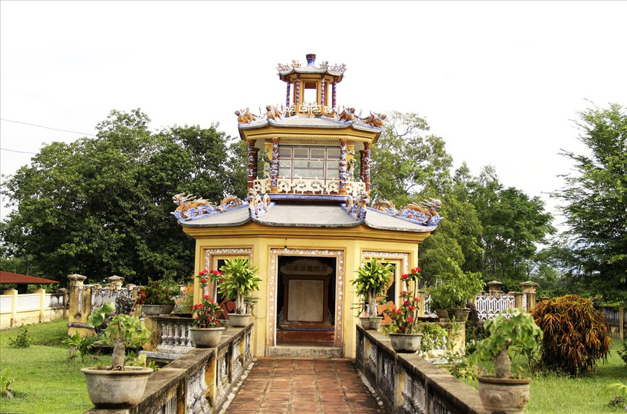 Năm 1802, triều đại Tây Sơn sụp đổ, Nguyễn Ánh lên ngôi, lấy tên là thành Bình Định. Năm 1805 nhà Nguyễn cho lập lăng Võ Tánh ngay trên nền điện Bát Giác của thành Hoàng Đế và dùng lầu Bát Giác làm nơi hương khói gọi là Bát Giác lầu. Năm 1802, triều đại Tây Sơn sụp đổ, Nguyễn Ánh lên ngôi, lấy tên là thành Bình Định. Năm 1805 nhà Nguyễn cho lập lăng Võ Tánh ngay trên nền điện Bát Giác của thành Hoàng Đế và dùng lầu Bát Giác làm nơi hương khói gọi là Bát Giác lầu.